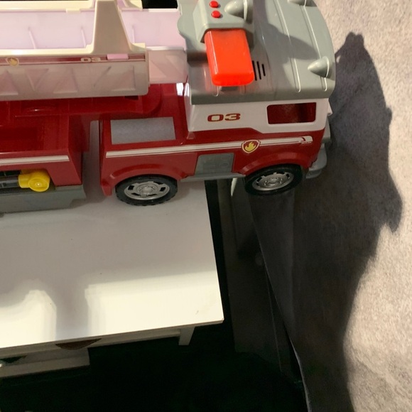 Paw Patrol Ultimate Rescue Fire Truck  Extendable 2ft Ladder Lights Siren - Picture 11 of 11